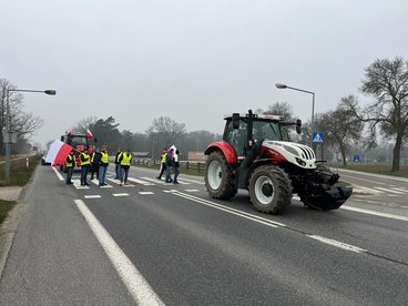 Trwa protest rolników. W powiecie wieluńskim blokują drogę nr 74 w miejscowości Osjaków